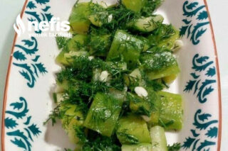 Tüm Malzemelerin Muhteşem Uyumu İle Sarımsaklı Yeşil Kabak Salatası Tarifi