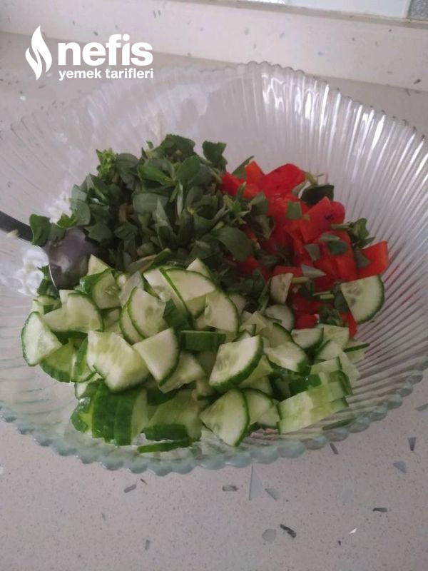 Küzbiberli Semizotlu Salatalıklı Salata