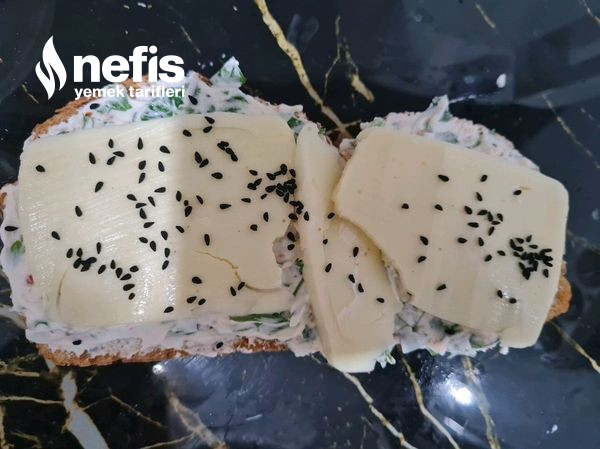 Labneli Aşırı Lezzetli Ekmek Üstü
