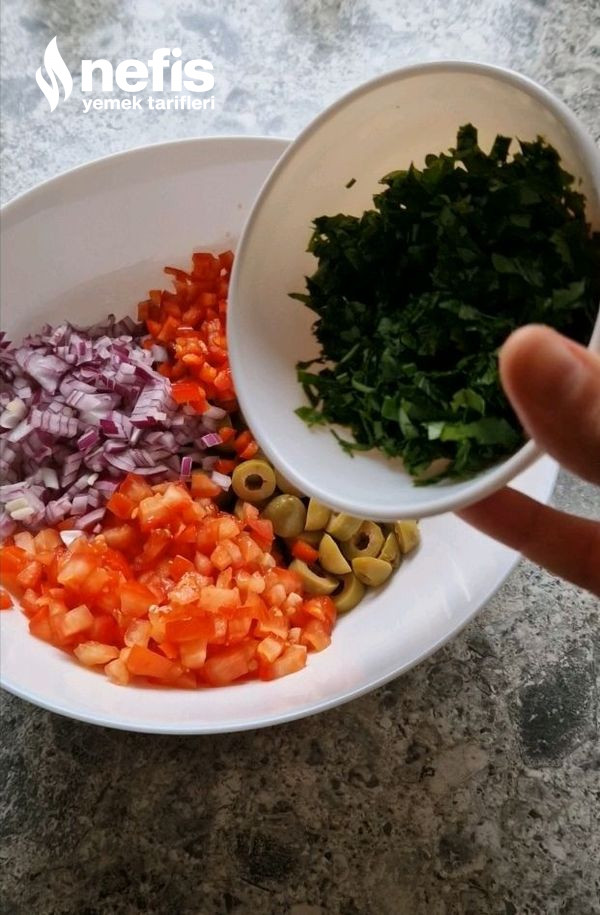 Yeşil Zeytin Salatası (Kahvaltıların Vazgeçilmezi)