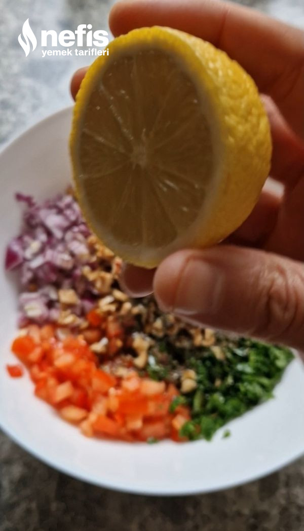 Yeşil Zeytin Salatası (Kahvaltıların Vazgeçilmezi)