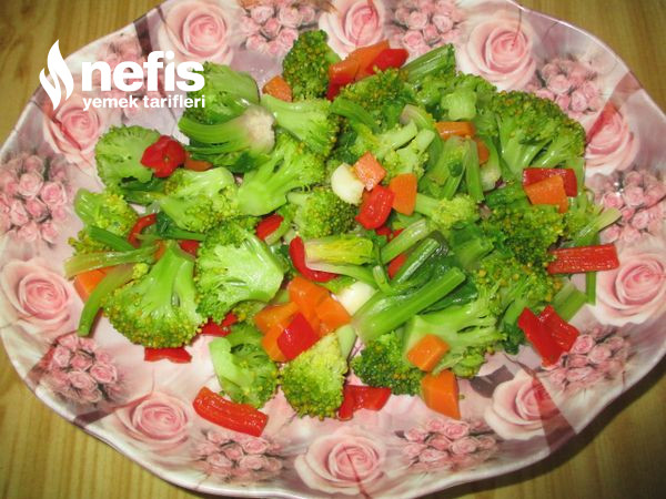 Ispanak Köklü Brokoli Salatası