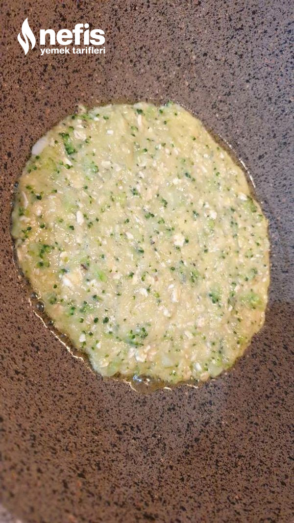 Bebeklere Börek Kıvamında Brokolili Omlet