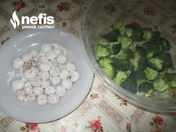 Bulgur Köfteli Brokoli Yemeği