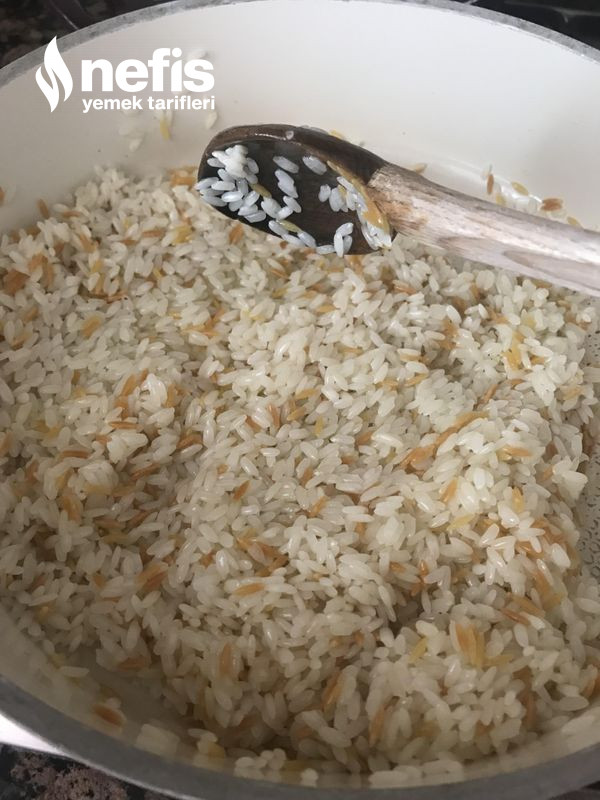 Tam Ölçülü Tavuk Sulu Ve Şehriyeli Pirinç Pilavı