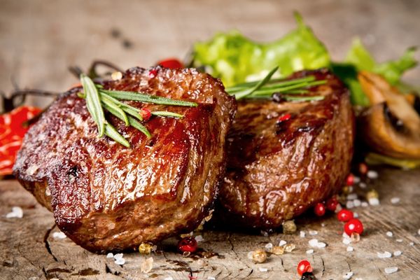 İzmir Steakhouse Mekanları: En İyi 8 Adres Tarifi