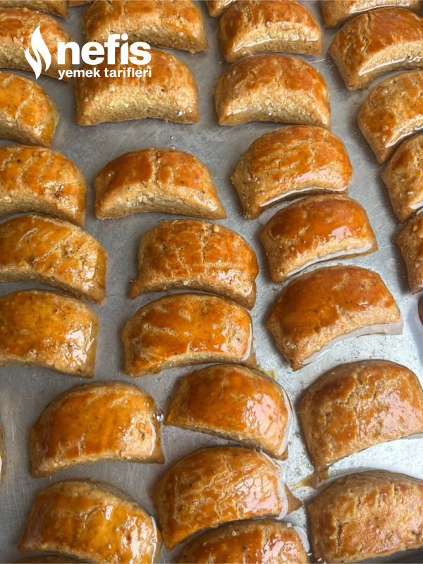 Kıyır Kıyır Baklava Lezzetinde Ay Tatlısı