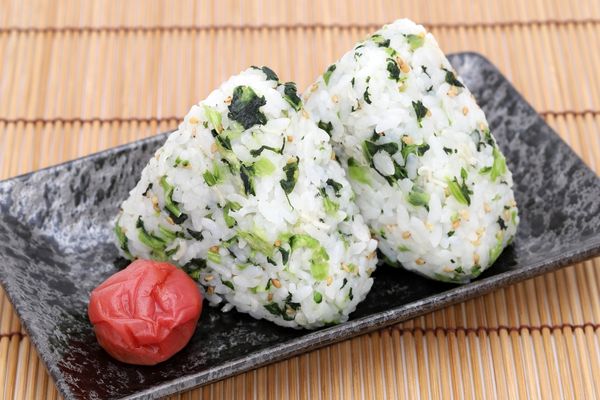 Onigiri: Japon Mutfağından Pirinç Köftesi Tarifi