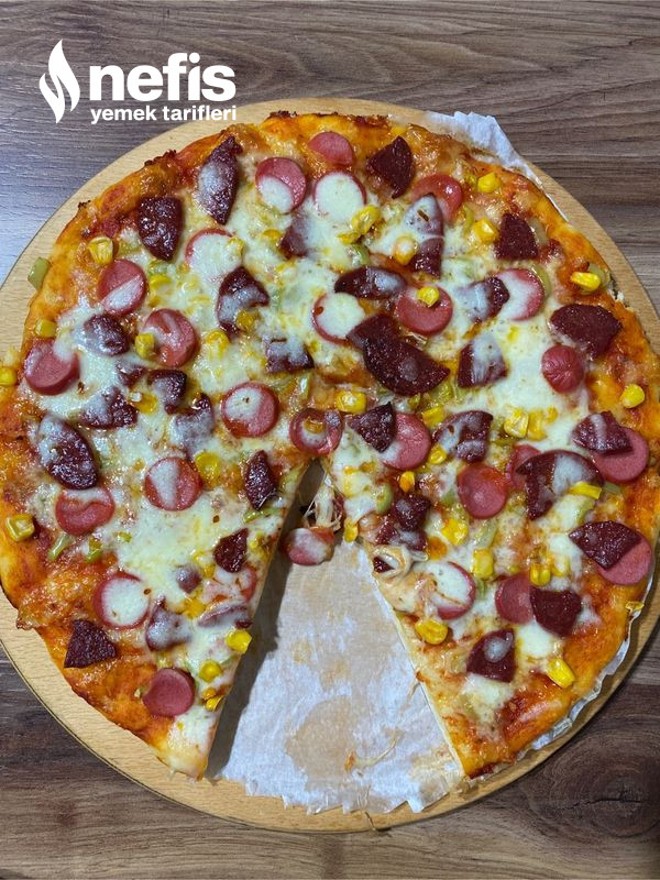 İncecik Hamuruyla Bol Malzemeli Pizza