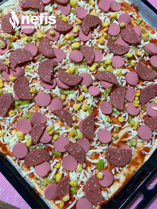 İncecik Hamuruyla Bol Malzemeli Pizza