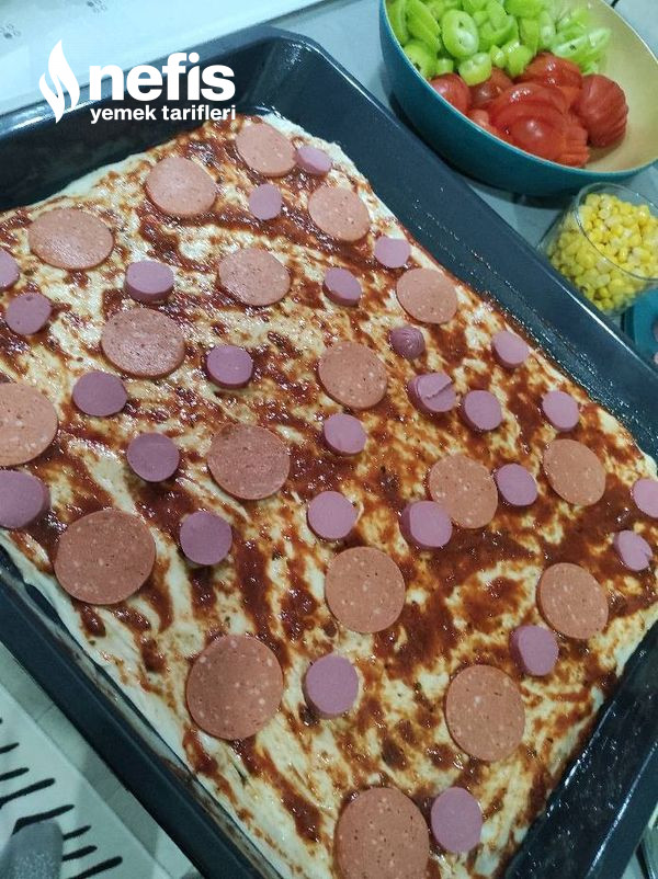 Bol Malzemeli Ve Ton Balıklı Pizza