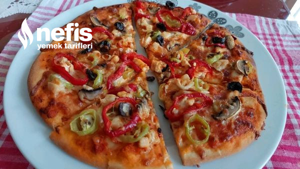 Evdeki Malzemeden 8 Kişilik Pizza Tarifi (Videolu)