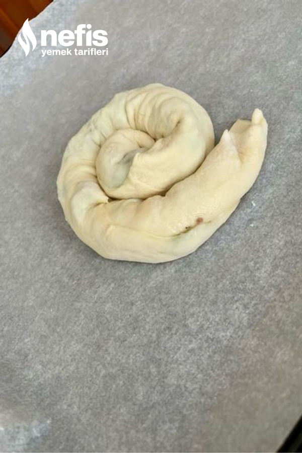 Pırasalı Kıymalı El Açması Börek