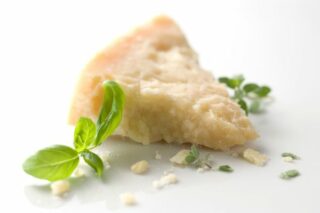 Parmesan Peyniri Nedir? 700 Yıllık Lezzet Sırları Tarifi