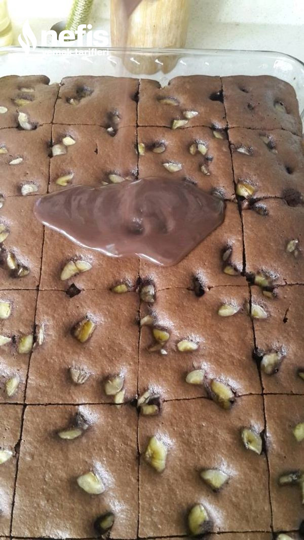 En Kolayından Muzlu Çikolata Soslu Kek