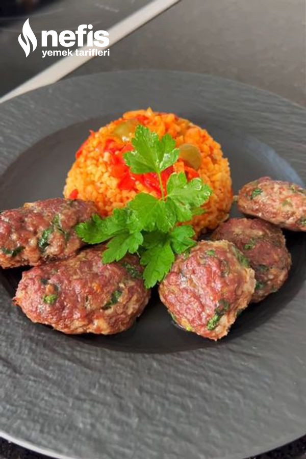 Bulgur Pilavı Eşliğinde Fırında Köfte