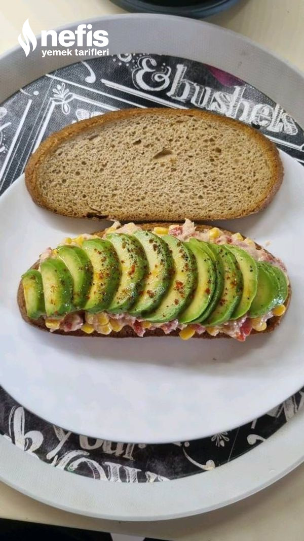 Tonbalıklı Avokadolu Sandviç