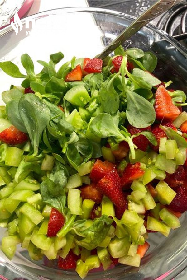 Çilekli Semiz Salatası
