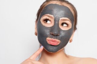 Siyah Yüz Maskesi Nasıl Yapılır? Ne İşe Yarar?