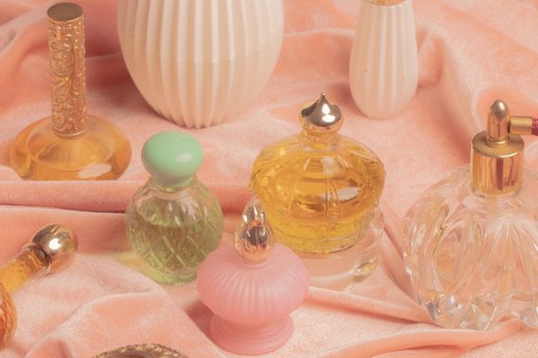 Parfümler Hakkında Kokulu Bilgiler İçeren Yazı Dizisi Tarifi