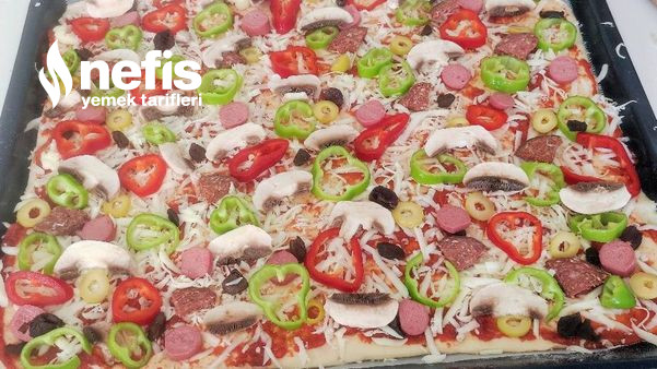 İncecik Hamuruyla Aile Boyu Tepsi Pizzası (Videolu)