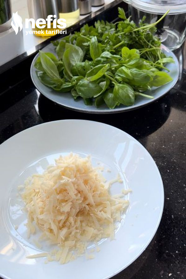 Pesto Soslu Makarna Salatası