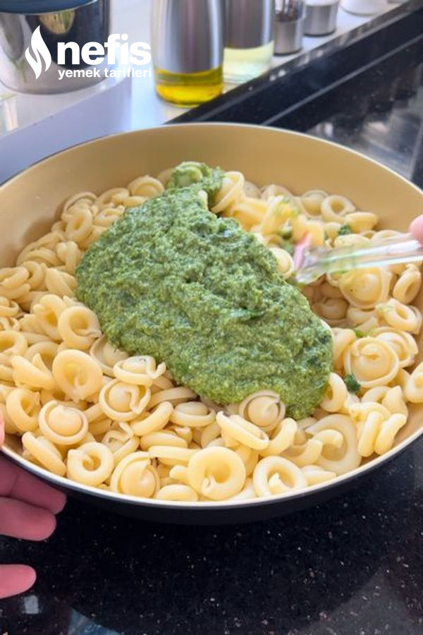 Pesto Soslu Makarna Salatası
