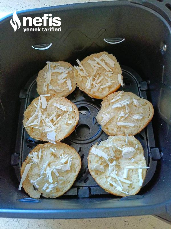 Airfryer'da Domatesli Ekmek Dilimleri