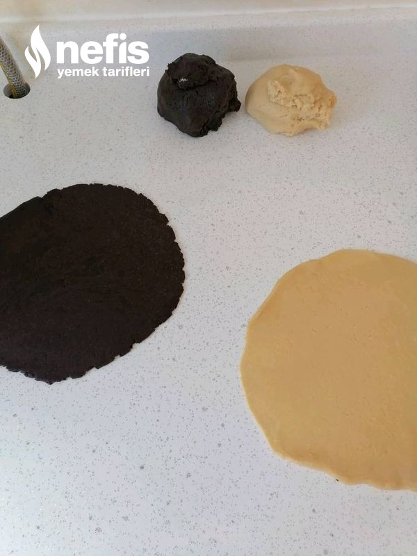 İki Renkli Çikolata Dolgulu Kurabiye