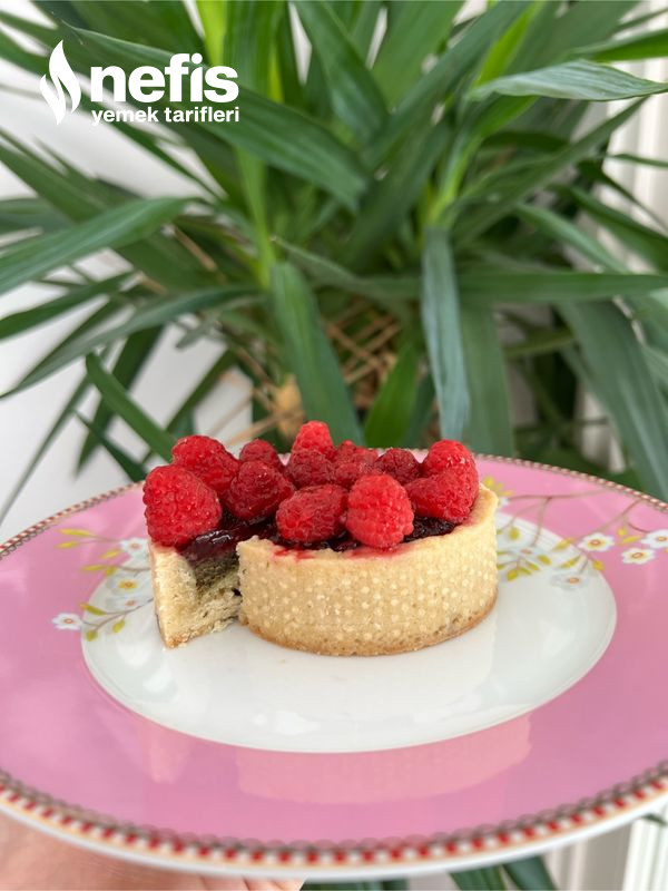 Frambuaz Soslu Antep Fıstığı Frangipanlı Tart