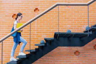 Merdiven Çıkmak Kaç Kalori Yakar? Faydaları Nelerdir? Zayıflatır Mı? Tarifi