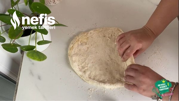 Peynirli Sucuklu Pizza (Videolu)