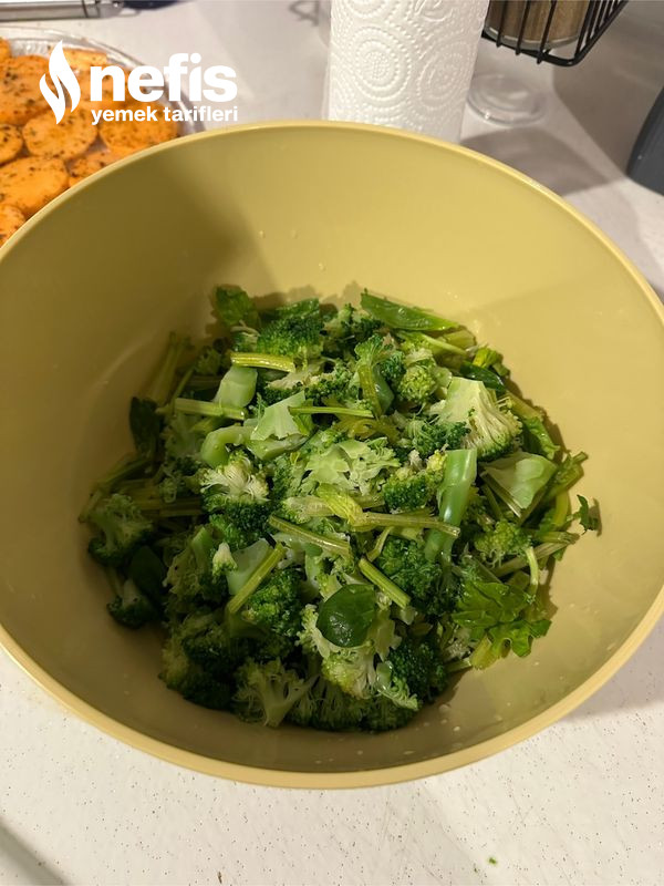 Soslu Brokoli Salatası