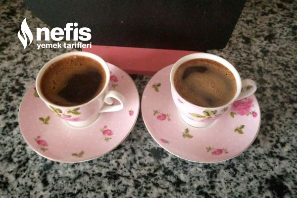 Sade Ve Orta Şekerli Türk Kahvesi