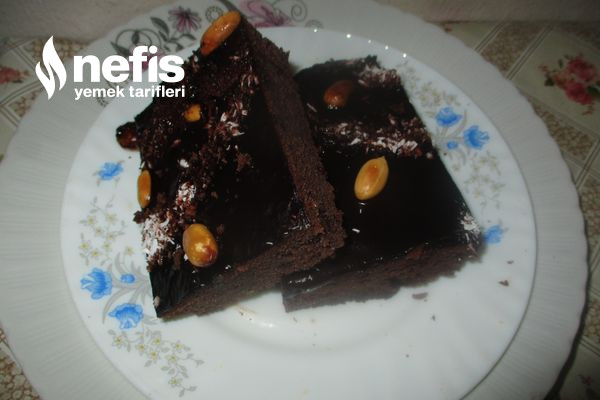 Yer Fıstıklı Kakaolu Çikolata Soslu Kek