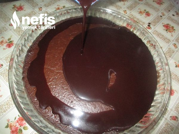 Yerfıstıklı Kakaolu Çikolata Soslu Kek
