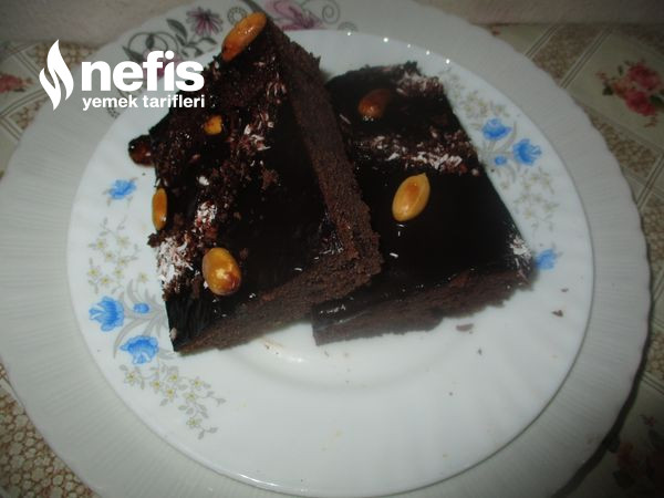 Yerfıstıklı Kakaolu Çikolata Soslu Kek