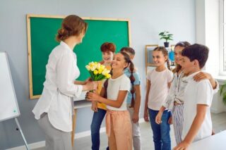 Öğretmenler Günü Hediye Fikirleri: En İyi Ne Alınır? Tarifi