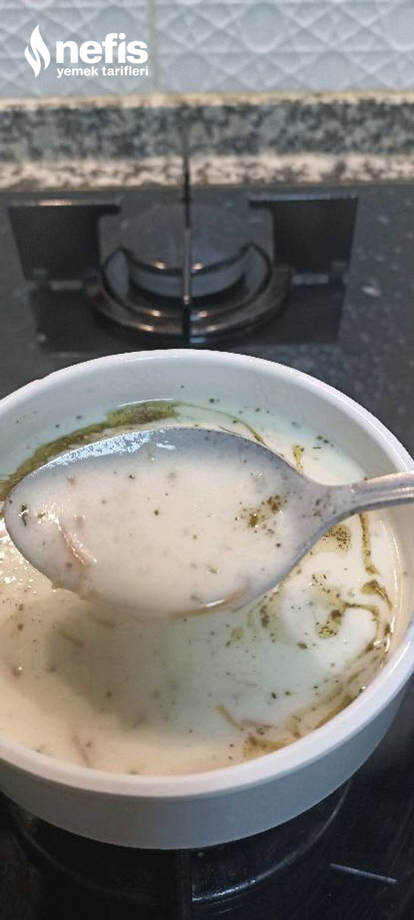 Kaymak Suyuyla Şehriyeli Yoğurt Çorbası