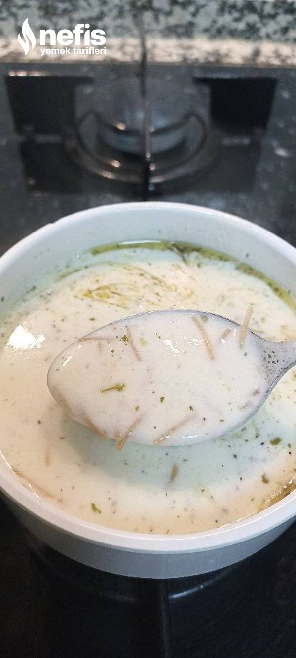 Kaymak Suyuyla Şehriyeli Yoğurt Çorbası
