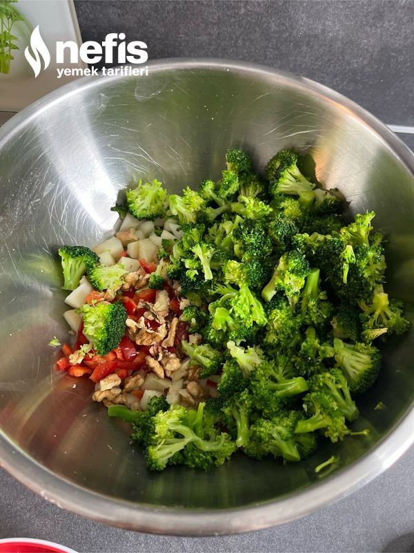 Efsane Lezzet Brokoli Salatası