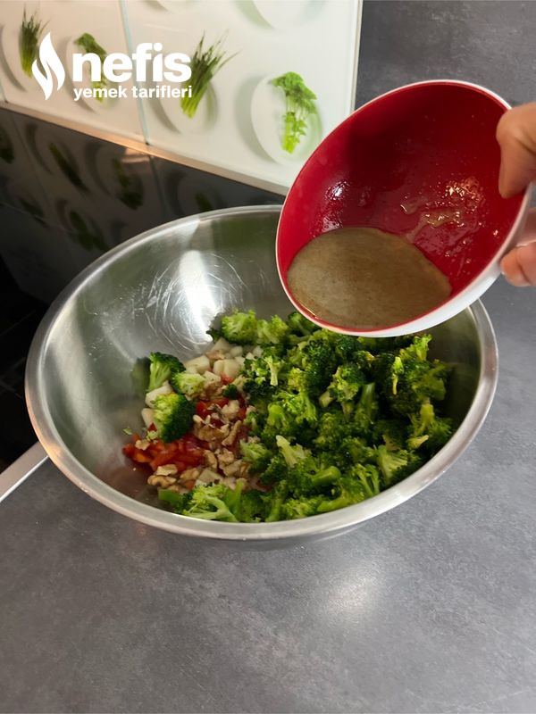 Efsane Lezzet Brokoli Salatası