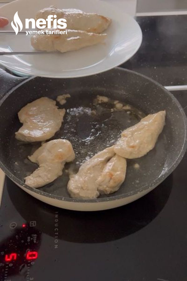 Patates Püre Ve Lahana Eşliğinde Biber Soslu Tavuk Göğüsü