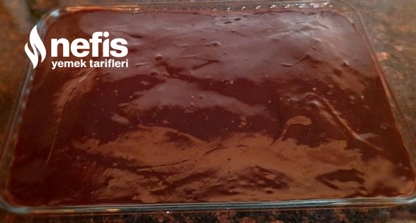 İçi Cevizli Çikolata Soslu Islak Kek