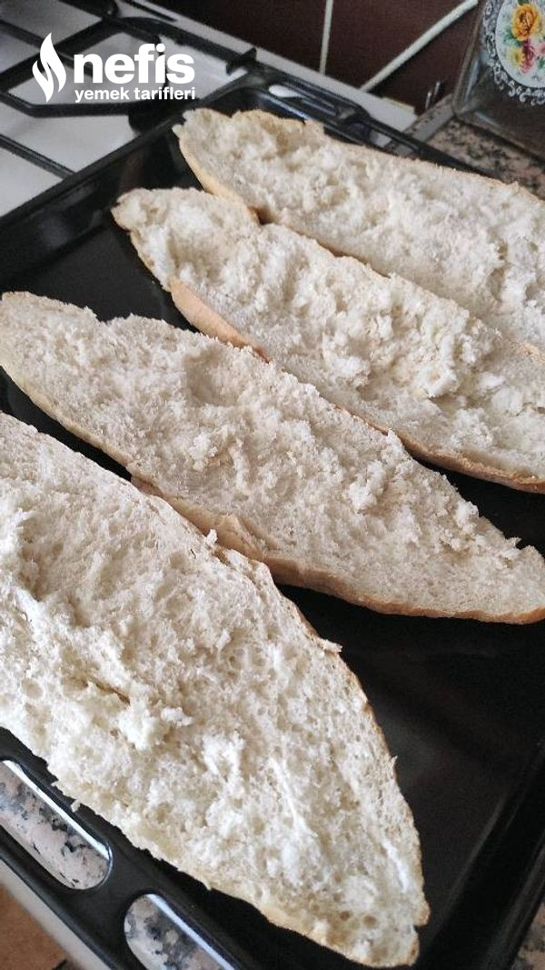 Hafta Sonu Kahvaltısına Sucuklu Kaşarlı Ekmek