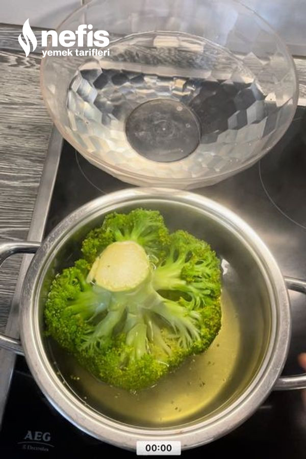 Elmalı Brokoli Salatalı (Sosu Özel)