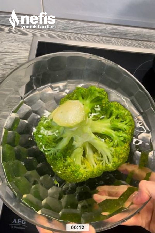 Elmalı Brokoli Salatalı (Sosu Özel)