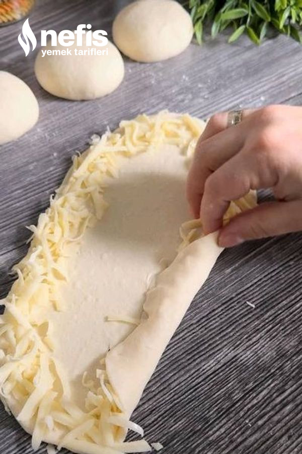 Sarımsaklı Soslu Peynirli Pide