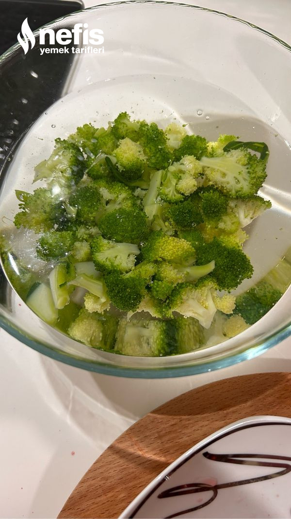 Avokado Soslu Brokoli Salatası
