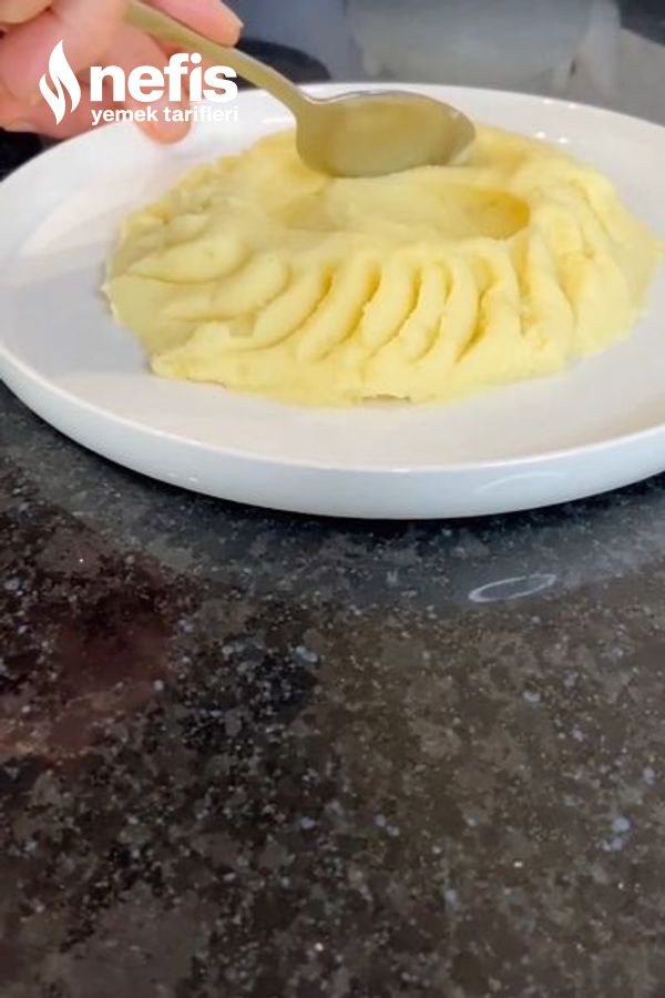 Patates Püresi Yatağında Chery Domatesli Kizarmiş Somon Balığı